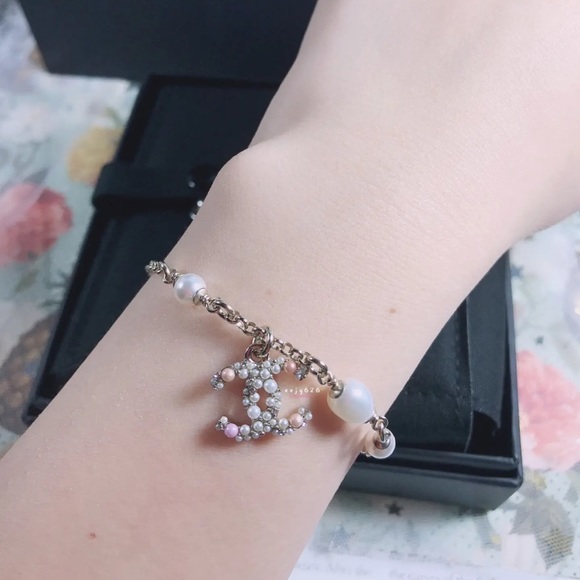 NIB Chanel Pearl CC Bracelet - Picture 4 of 11